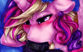 Розовая Пони сосет огромный черный пенис